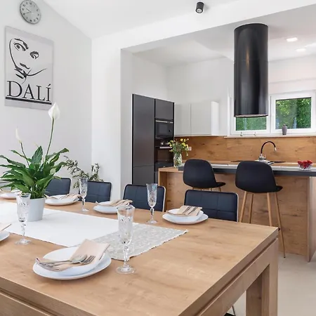 5 Bedroom Beautiful In Kujici *