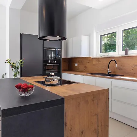5 Bedroom Beautiful In Kujici *