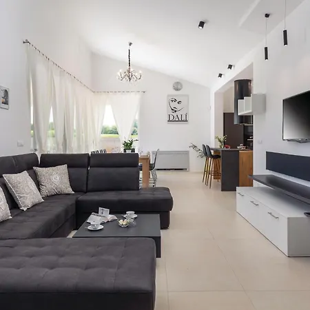 5 Bedroom Beautiful In Kujici Ferienhaus
