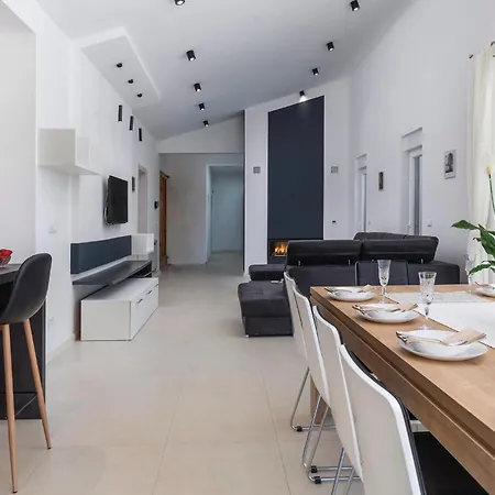 5 Bedroom Beautiful In Kujici Ferienhaus Hreljići