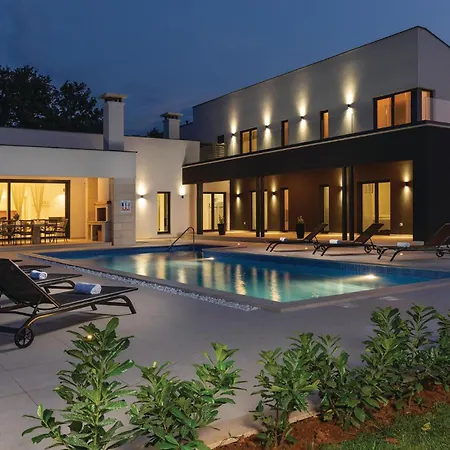5 Bedroom Beautiful In Kujici Ferienhaus *