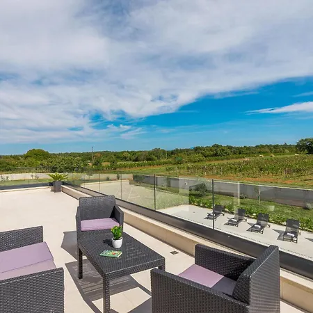 5 Bedroom Beautiful In Kujici Ferienhaus Hreljići