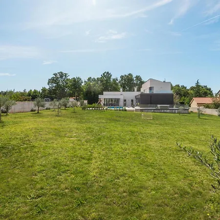 5 Bedroom Beautiful In Kujici *