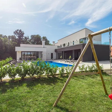 5 Bedroom Beautiful In Kujici Hreljići