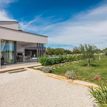 5 Bedroom Beautiful In Kujici Ferienhaus