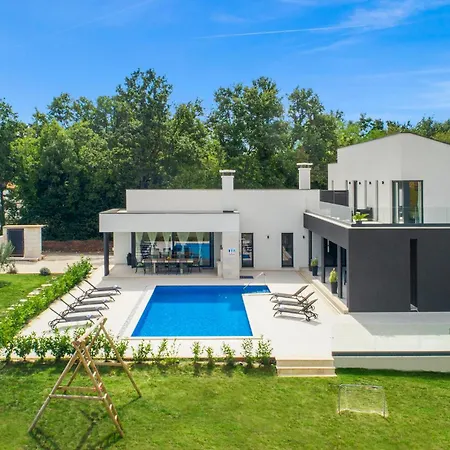 5 Bedroom Beautiful In Kujici Ferienhaus *