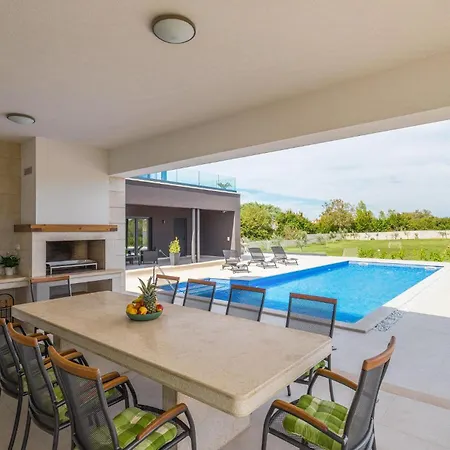 5 Bedroom Beautiful In Kujici