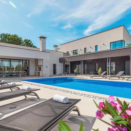 5 Bedroom Beautiful In Kujici