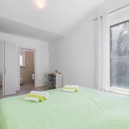 5 Bedroom Beautiful In Kujici Ferienhaus
