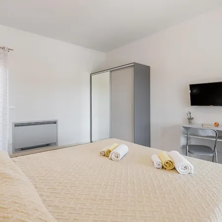 5 Bedroom Beautiful In Kujici Ferienhaus *