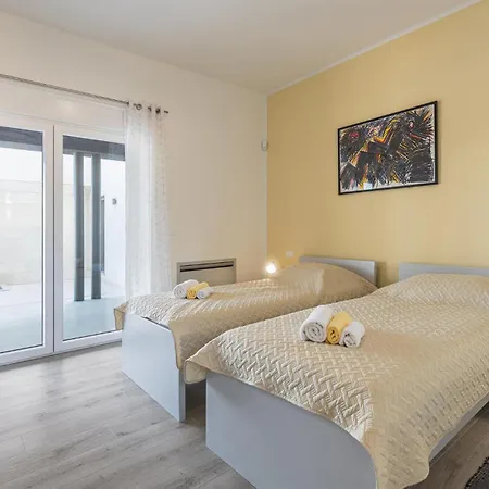 5 Bedroom Beautiful In Kujici * Hreljići